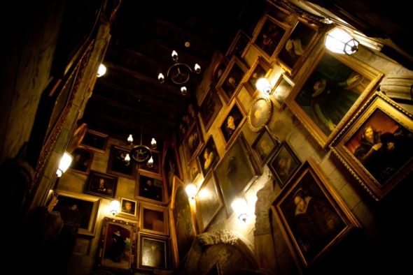 Harry Potter and the Forbidden Journey queue - Portrait hall