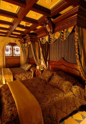 Cinderella Castle Suite bedroom (4)