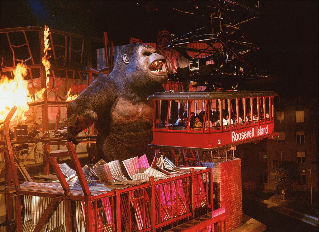 Kong attacking a tram in Kongfrontation
