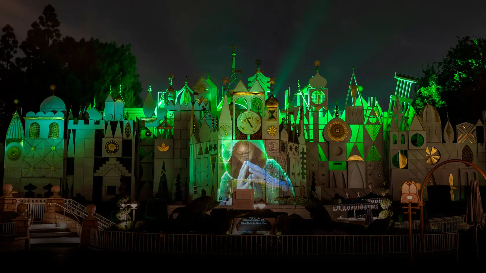 Encanto projection show, Disney