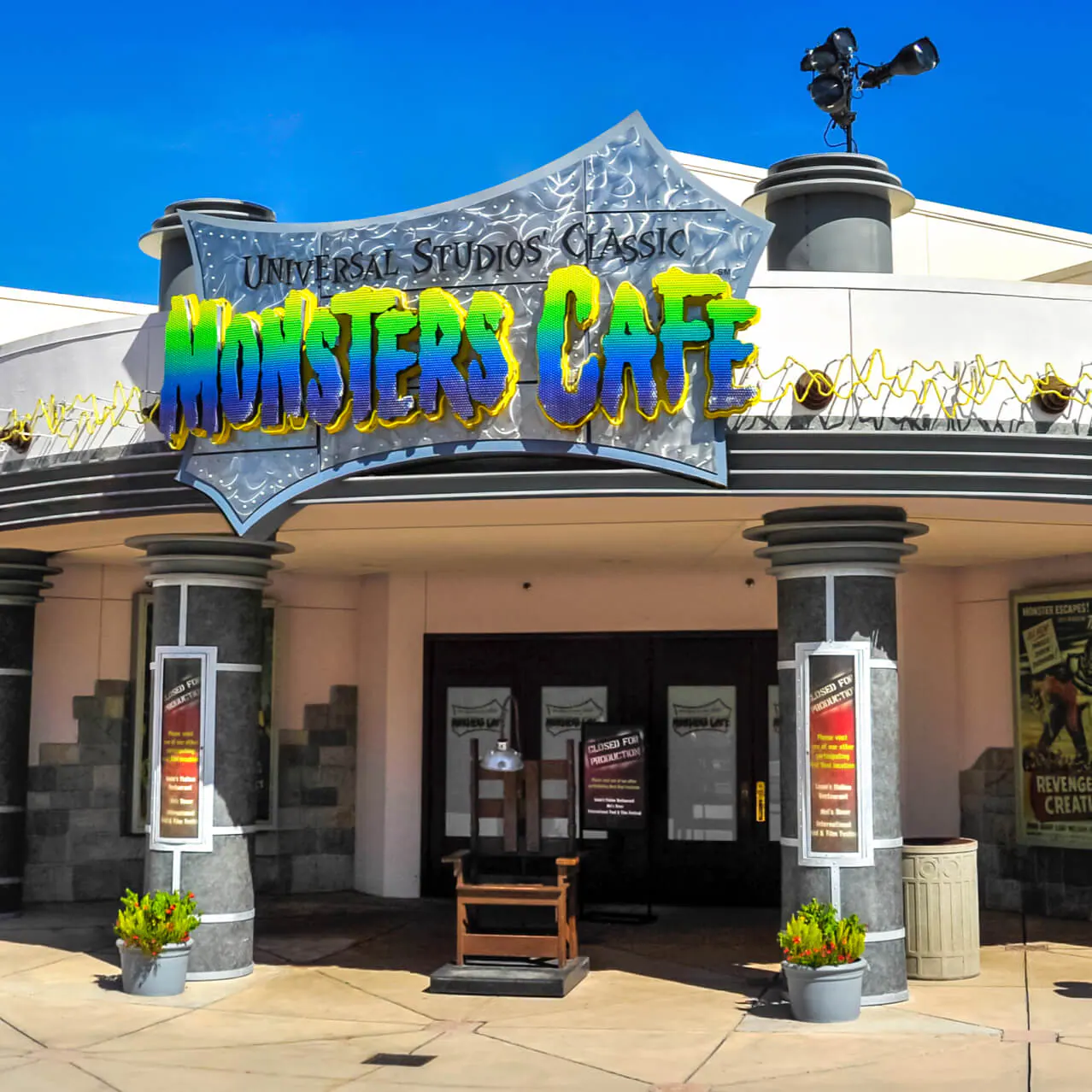 Monsters Cafe, Universal