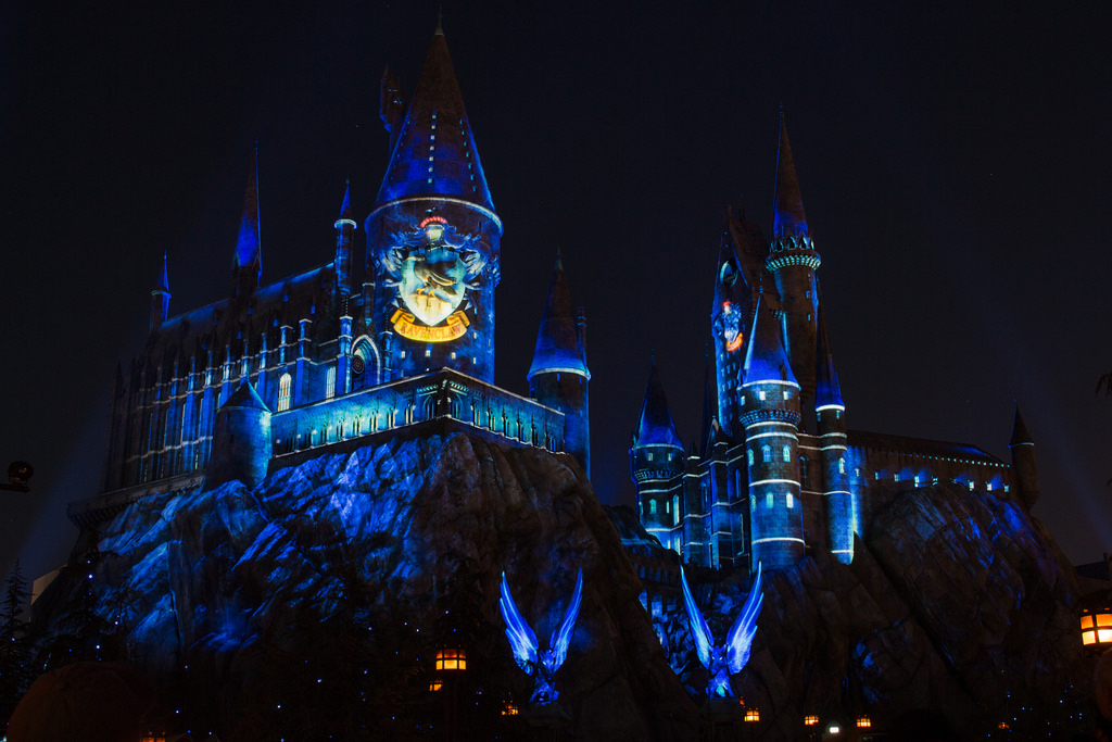 Nighttime lights at hogwarts castle, Touring Plans