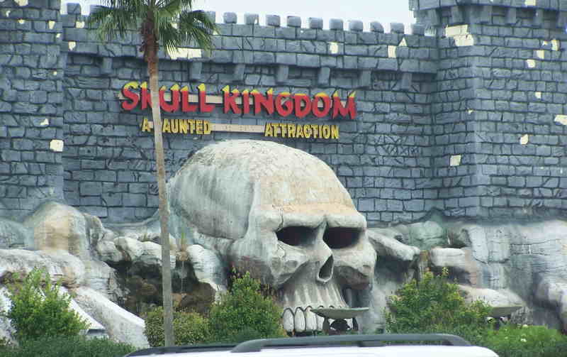 Skull Kingdom from across the parking lot