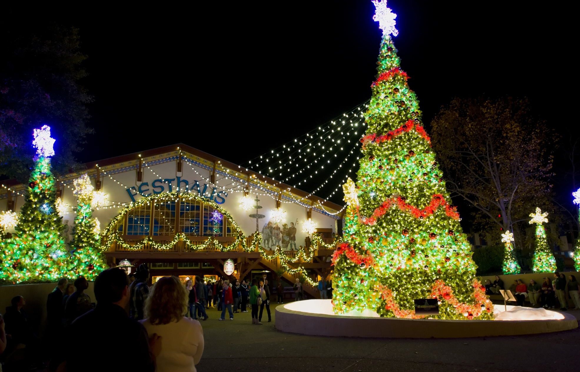 8 Must See Theme Park Christmas Celebrations From Across The