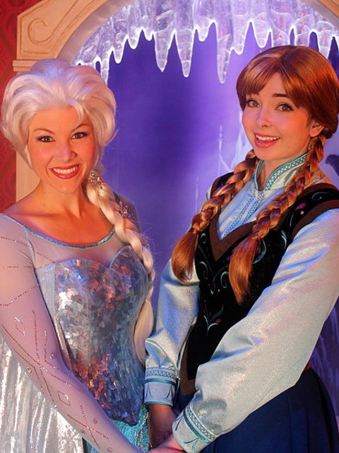 Anna and Elsa Image - MaddyinDisneyland, Wikimedia Commons